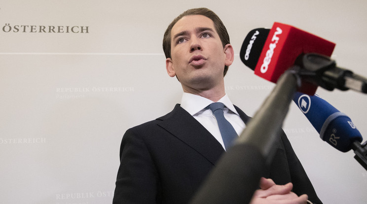 Sebastian Kurz volt osztrák kancellár újságírók kérdéseire válaszol a bécsi parlamentben 2021. október 14-én. Kurz október 9-én mondott le posztjáról az ellene irányuló korrupciós vizsgálatok nyomán, de folytatná politikai karrierjét az Osztrák Néppárt (ÖVP) frakcióvezetőjeként az osztrák parlament alsóházában / Fotó: MTI/AP/Lisa Leutner