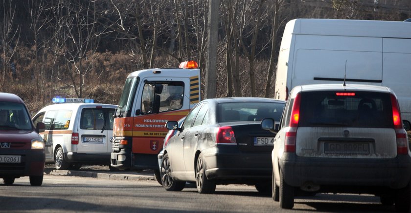 Straż miejska holuje samochód