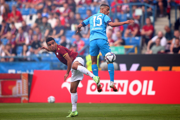 Zawodnik Wisły Kraków Ascharaf El Mahdioui (L) i Karim Zedadka (P) z SSC Napoli podczas meczu towarzyskiego rozgrywanego z okazji jubileuszu 115-lecia Wisły w Krakowie