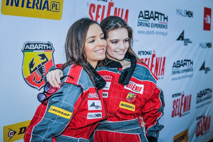 Anna Wendzikowska i Maria Niklińska przed reporterami podczas ABARTH CHALLENGE