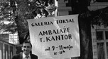 Warszawa, maj 1967 r. Tadeusz Kantor obok Galerii Foksal, w której prezentowana była jego wystawa