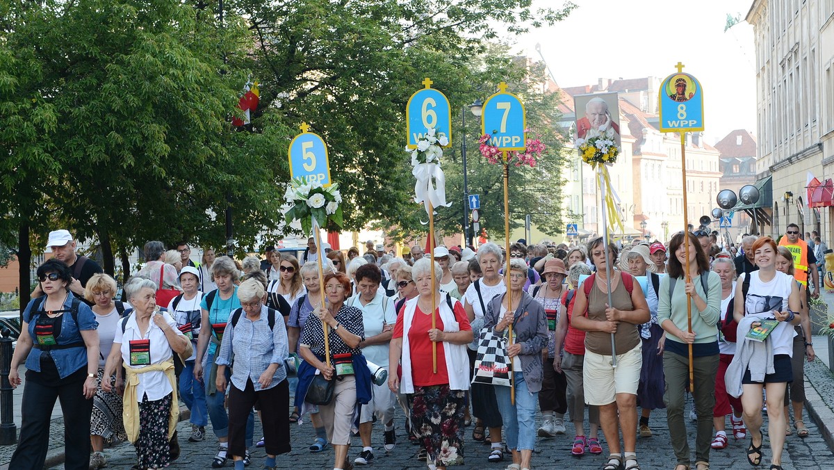 Pielgrzymi z Warszawy w drodze na Jasną Górę