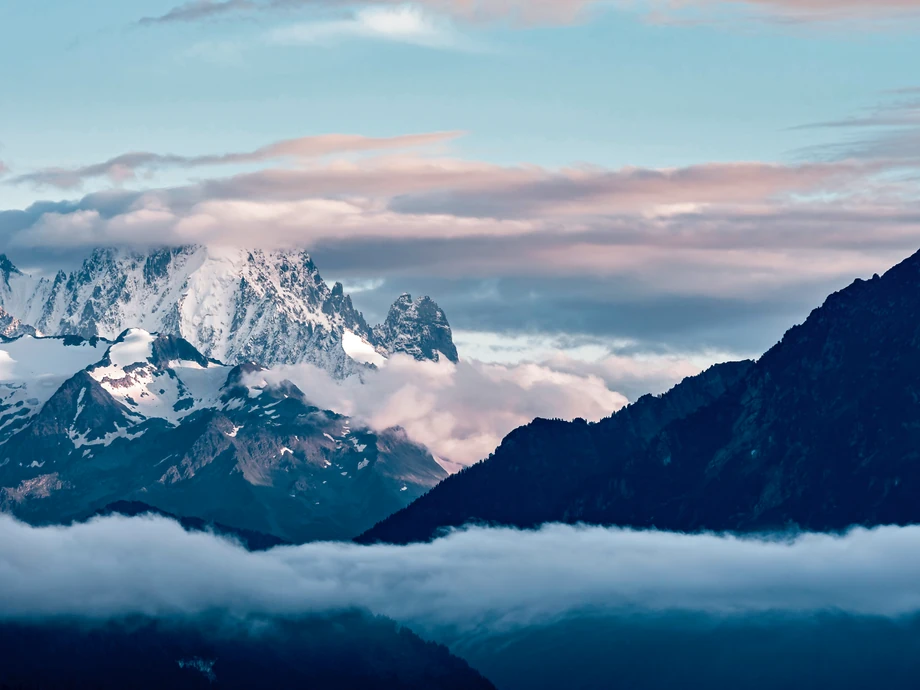 Szwajcarskie Alpyoferują liczne trasy narciarskie, ale także spektakularne widoki, jak ten ze stacji kolejowej na przełęczy Jungfraujoch, zwanej dachem Europy.