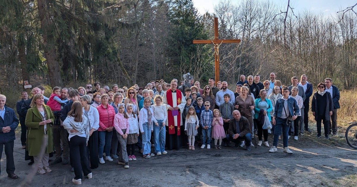 Był symbolem wdzięczności za ocalenie życia. Komu przeszkadzał krzyż w Wójtowie?