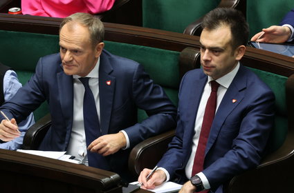 Donald Tusk obiecuje napełnić portfele Polaków. Gospodarka była jednak w tle exposé