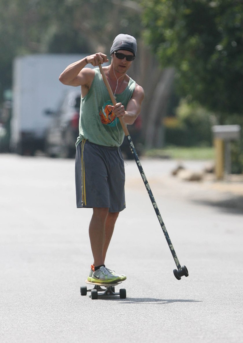 Matthew McConaughey na deskorolce