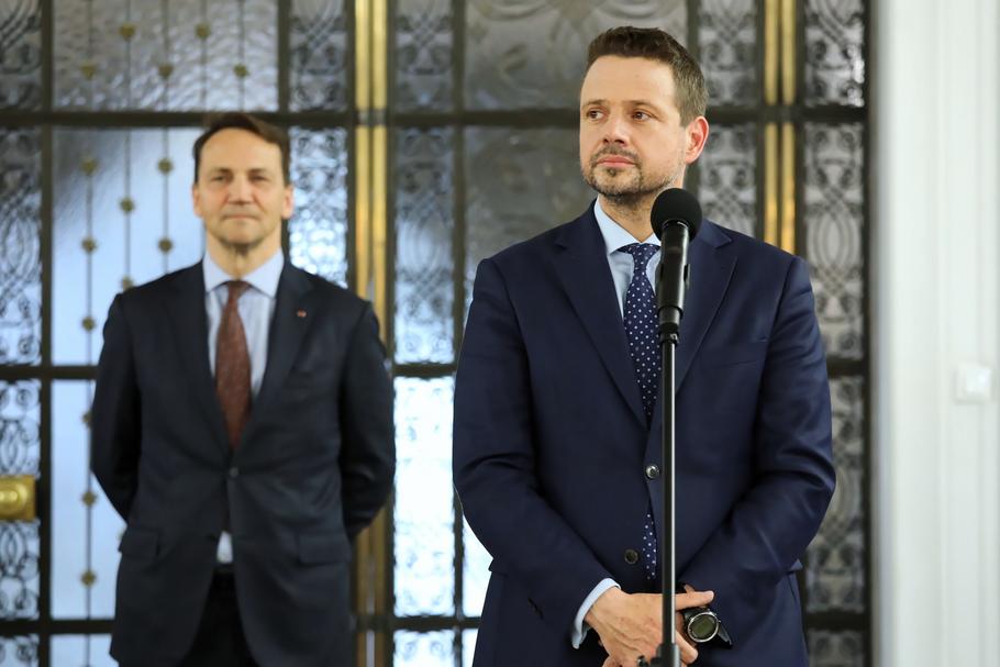 Prezydent Warszawy i nowy kandydat Platformy Obywatelskiej na prezydenta RP, Rafał Trzaskowski, podczas konferencji prasowej w Sejmie tuż po posiedzeniu zarządu Platformy Obywatelskiej. Na drugim planie europoseł Radosław Sikorski, Warszawa, 15.05.2020