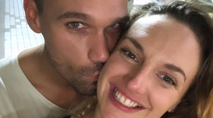 Hosszú boldogan osztotta meg közösségi oldalán a fotót, amelyen párja átöleli és megpuszilja / Fotó: Hosszú Katinka Instagram