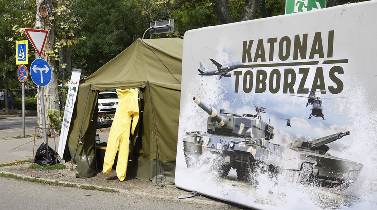 Több száz újonc kezdte meg a katonai szolgálatot szeptemberben / Fotó: MTI/Lakatos Péter