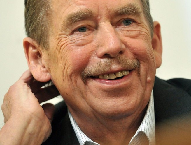 W 2003 r. Václav Havel otrzymał Medal świętego Jerzego, honorową nagrodę przyznawaną przez 'Tygodnik Powszechny' 'za zmagania ze złem i uparte budowanie dobra w życiu społecznym ludziom, którzy wykazują szczególną wrażliwość na biedę, krzywdę, niesprawiedliwość i wrażliwość tę wyrażają czynem'