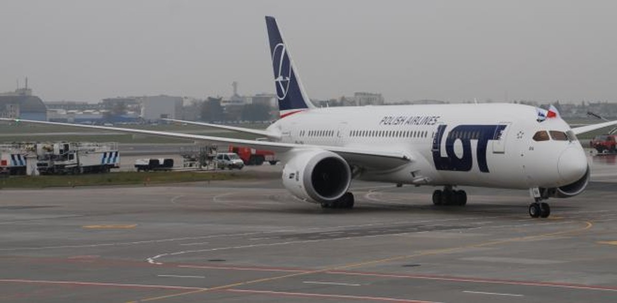 Boeing 787 Dreamliner na lotnisku Chopina w Warszawie