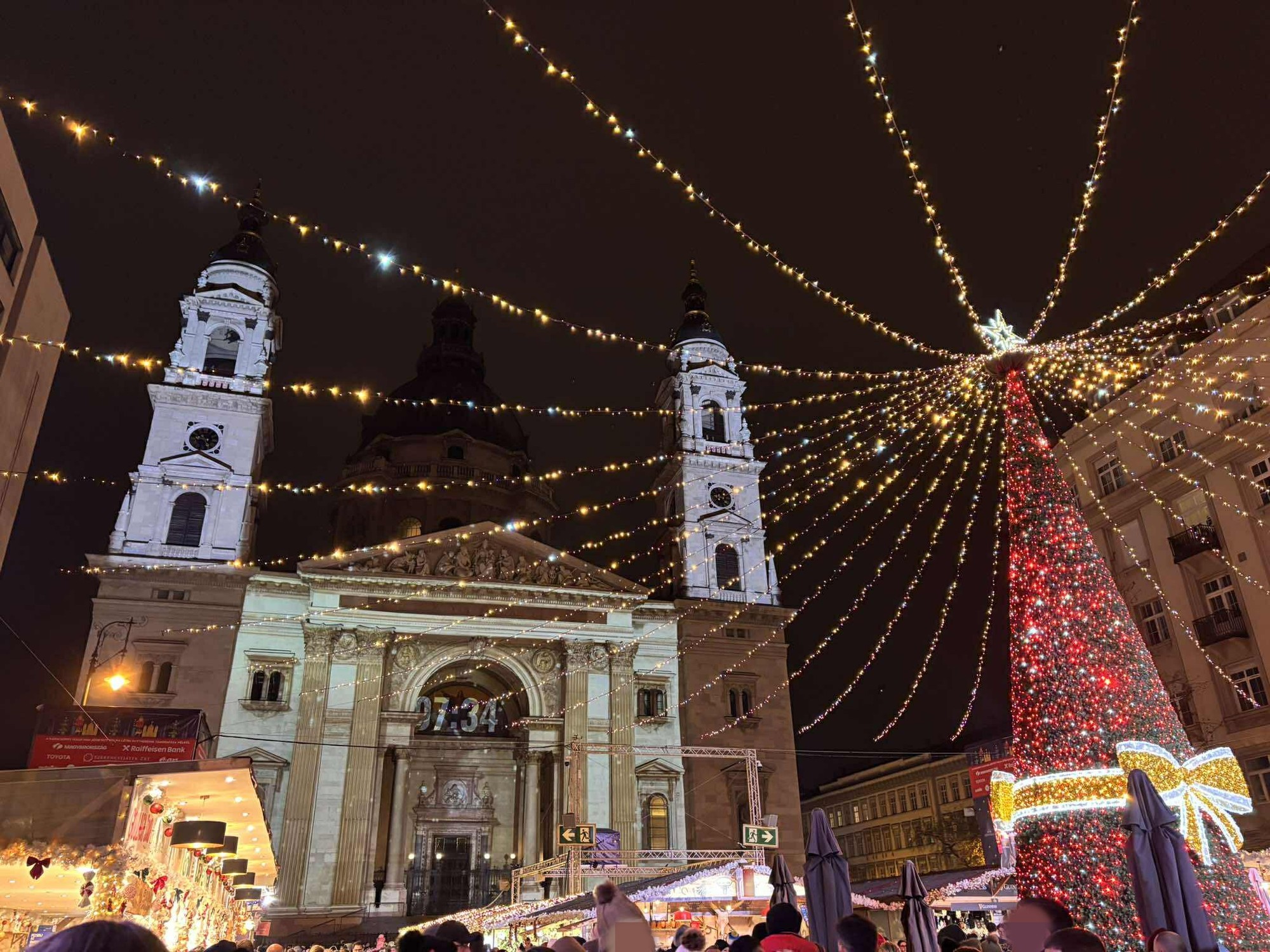 Vianočné trhy na Námestí svätého Štefana v Budapešti. 