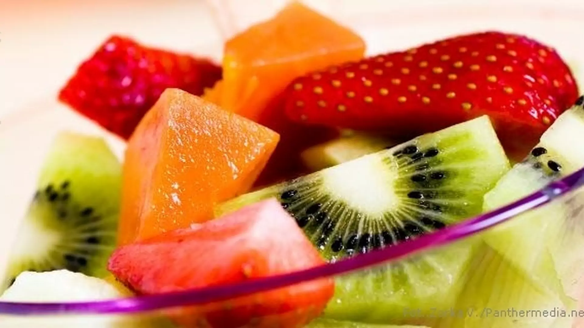 Letni miks warzyw i owoców na talerzu - pysznie, zdrowo, niskokalorycznie
