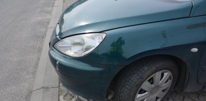 Holował auto bez kierowcy. Samochód wjechał w dom!