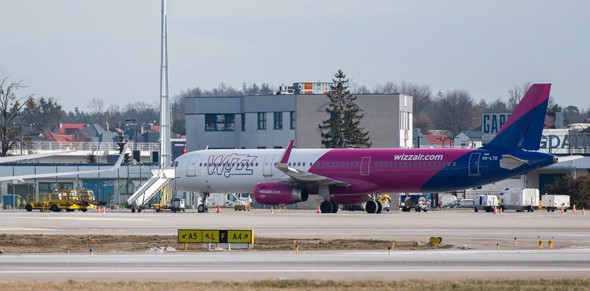 Taka rzecz w samolocie zdarza się rzadko... Pilot powiedział cztery słowa, 250 pasażerów zamarło!