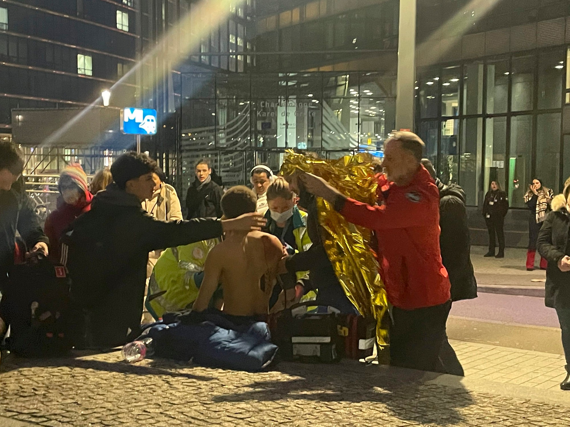 Útok nožom na bruselskej stanici metra si vyžiadal troch zranených.