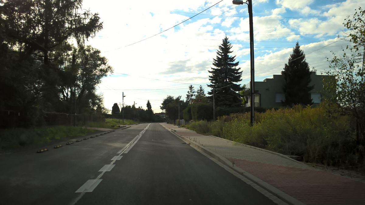 Krakowianie mieszkający przy ulicy Lubockiej doczekają się przebudowy ostatniego fragmentu drogi. Chodzi o 160 metrowy odcinek na wysokości przychodni. O tym, że wymaga on pilnego remontu, Onet pisał we wrześniu tamtego roku.