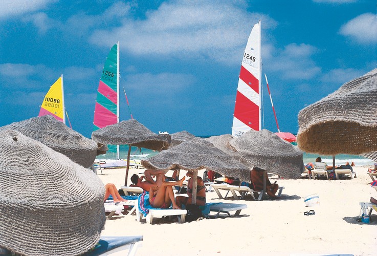 Opcja dla leniuchów: leżenie na plaży i obserwowanie, jak inni uprawiają sport