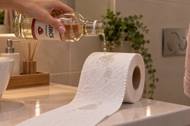 Žene posipaju sirće po toalet papiru i imaju genijalan razlog za to