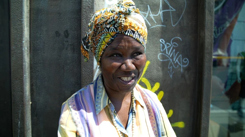 Nensi, beskućnica iz Nigerije, tri puta je uživo videla papu Franju | Foto: BBC