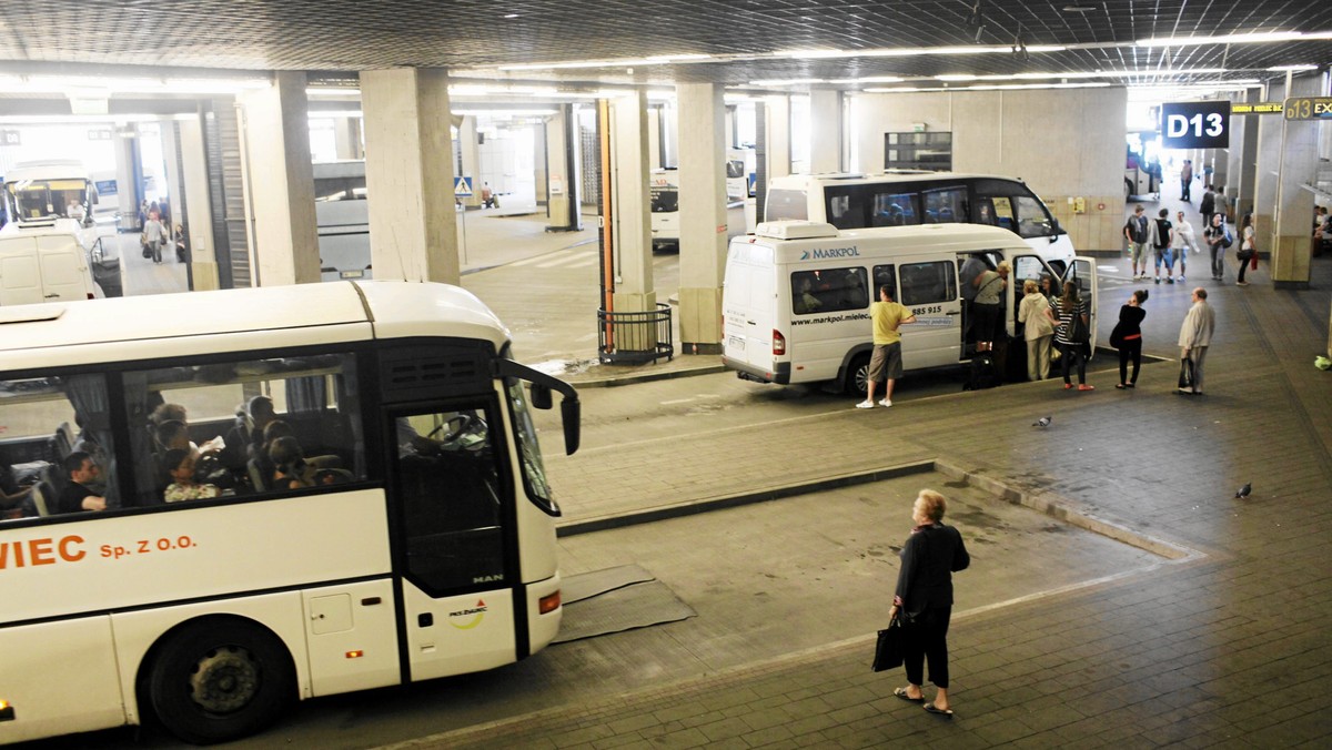 270 tysięcy - tyle osób każdego dnia przyjeżdża do pracy lub na uczelnie do Krakowa. Z tego ok. 120 tysięcy autobusami, a ok. 150 tysięcy - samochodem. Liczba dojeżdżających na co dzień do stolicy Małopolski wzrosła w ostatnich dwóch latach o ok. 19 procent - tak wynika z badań ruchu na krakowskim dworcu autobusowym - informuje "Radio Kraków"