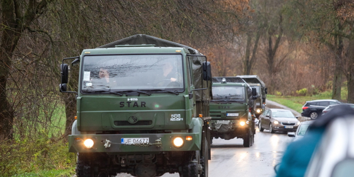 Środa 16 listopada br. Ciężarówki wojskowe na terenie miejscowości Przewodów