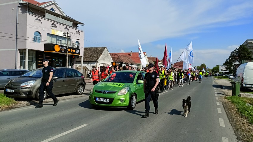 Doček srednjoškolaca koji pešice idu u Novi Sad