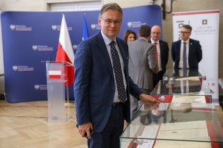 Traktat ryski wśród zbioru traktatów przedwojennych przekazanych do zbiorów Archiwum Akt Nowych