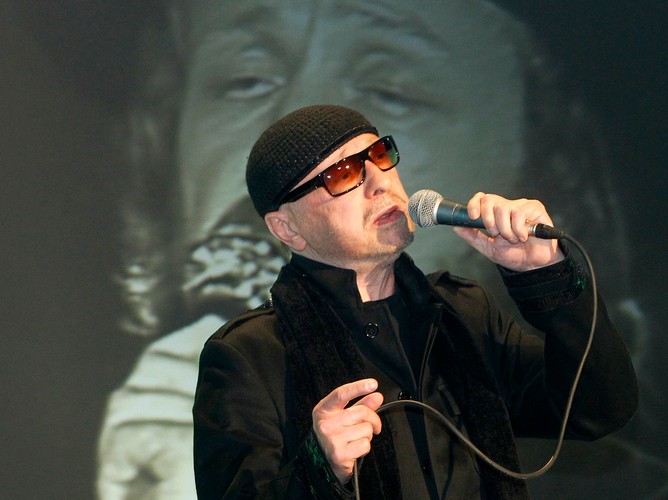 Bogusław Mec zaśpiewał na tle swego portretu