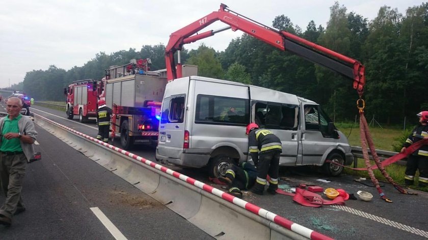 Bus dachował na A4