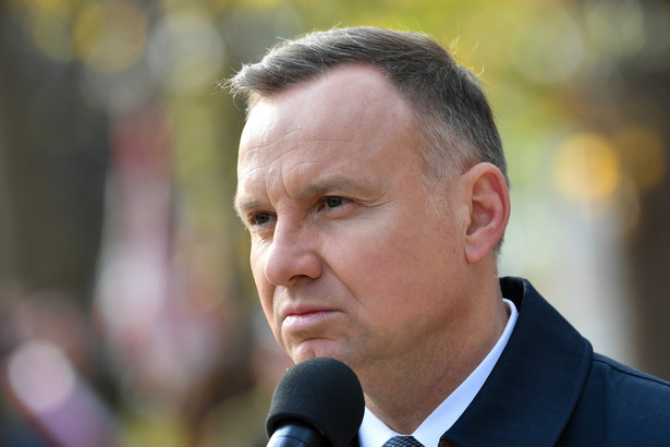 Gdańsk, 04.11.2022. Prezydent RP Andrzej Duda podczas uroczystości pogrzebowych obrońców Westerplatte na Cmentarzu Żołnierzy Wojska Polskiego na Westerplatte w Gdańsku, 4 bm. (amb) PAP/Adam Warżawa