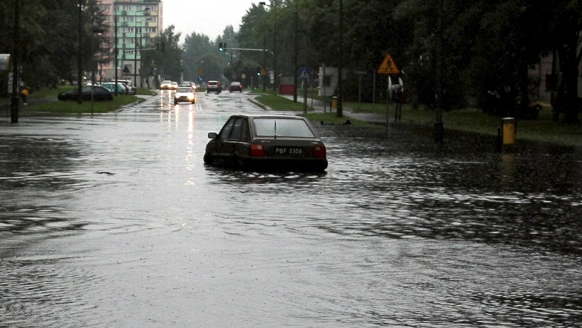 Z nocy z wtorku na środę nad krajem znowu przeszły gwałtowne ulewy, powodując wiele podtopień. Prognozy są kiepskie. Nad Polską wszędzie będzie deszczowo i burzowo. Czy polityczną burzą okaże się raport komisji Millera na temat katastrofy smoleńskiej, przekonamy się już w najbliższy piątek. Dzisiaj podano dokładnie, kiedy odbędzie się konferencja prasowa, na której zostanie on zaprezentowany.