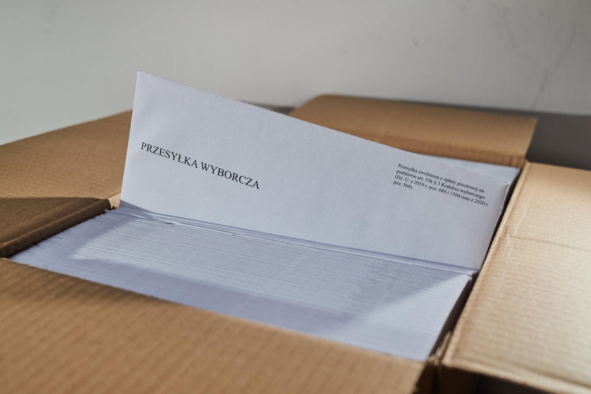 Pakiety wyborcze zalegają w magazynie Poczty Polskiej w Łodzi