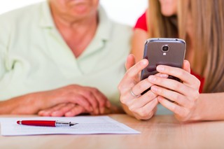 UKE: SMS-y popularne wśród seniorów w Polsce