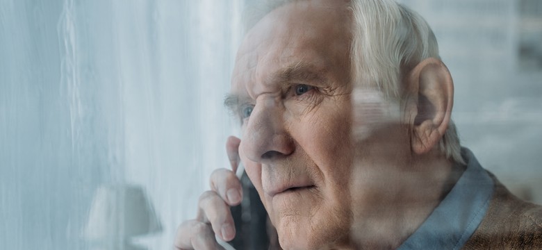 Seniorzy zostający w domach mogą uzyskać pomoc poprzez darmową infolinię