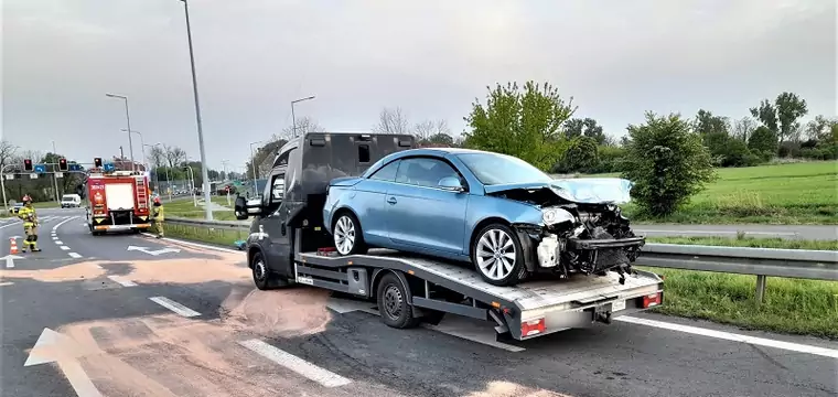 Rozbił auto i dostał 4000 zł mandatu. To nie koniec kłopotów kierowcy [WIDEO]