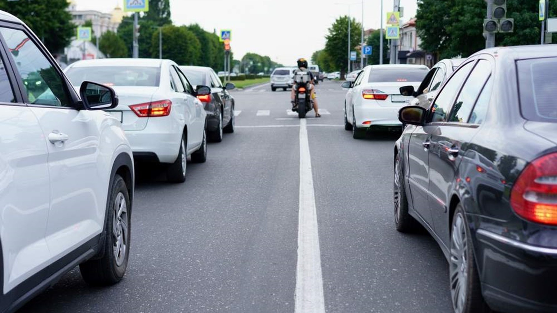Ako brzdíte pred križovatkou? Tento zlozvyk je klincom do rakvy pre vaše auto!