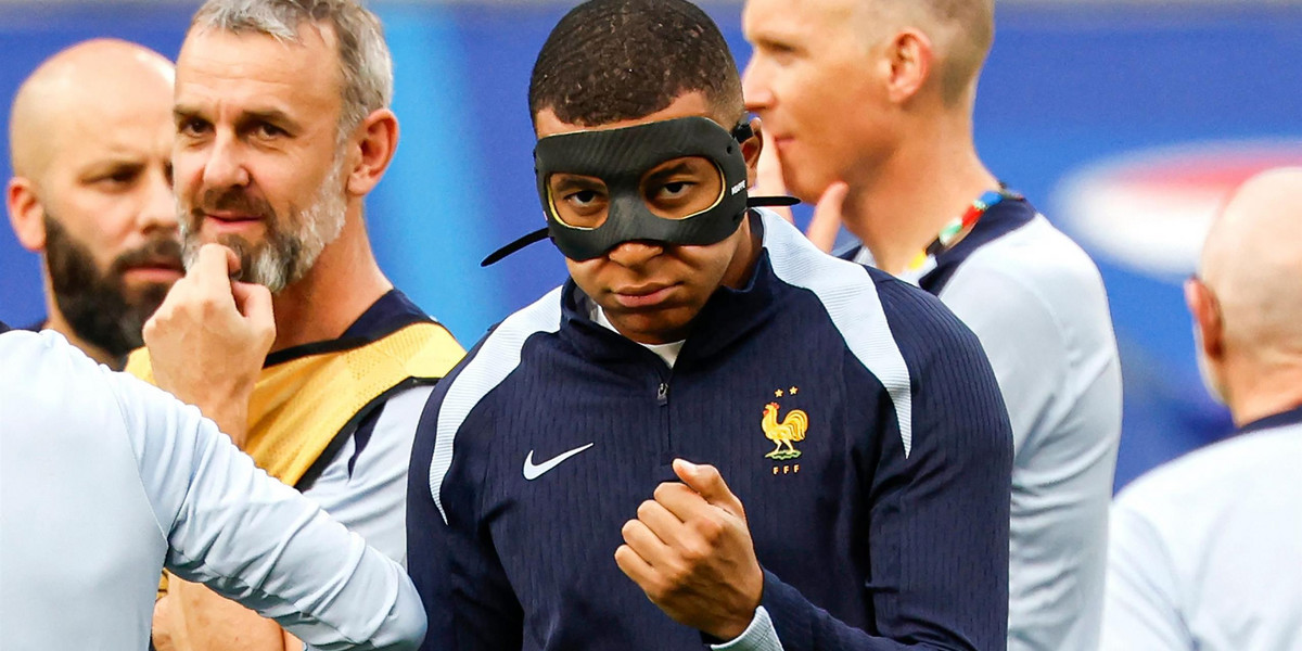 Kylian Mbappe musi chronić złamany nos specjalną maską.