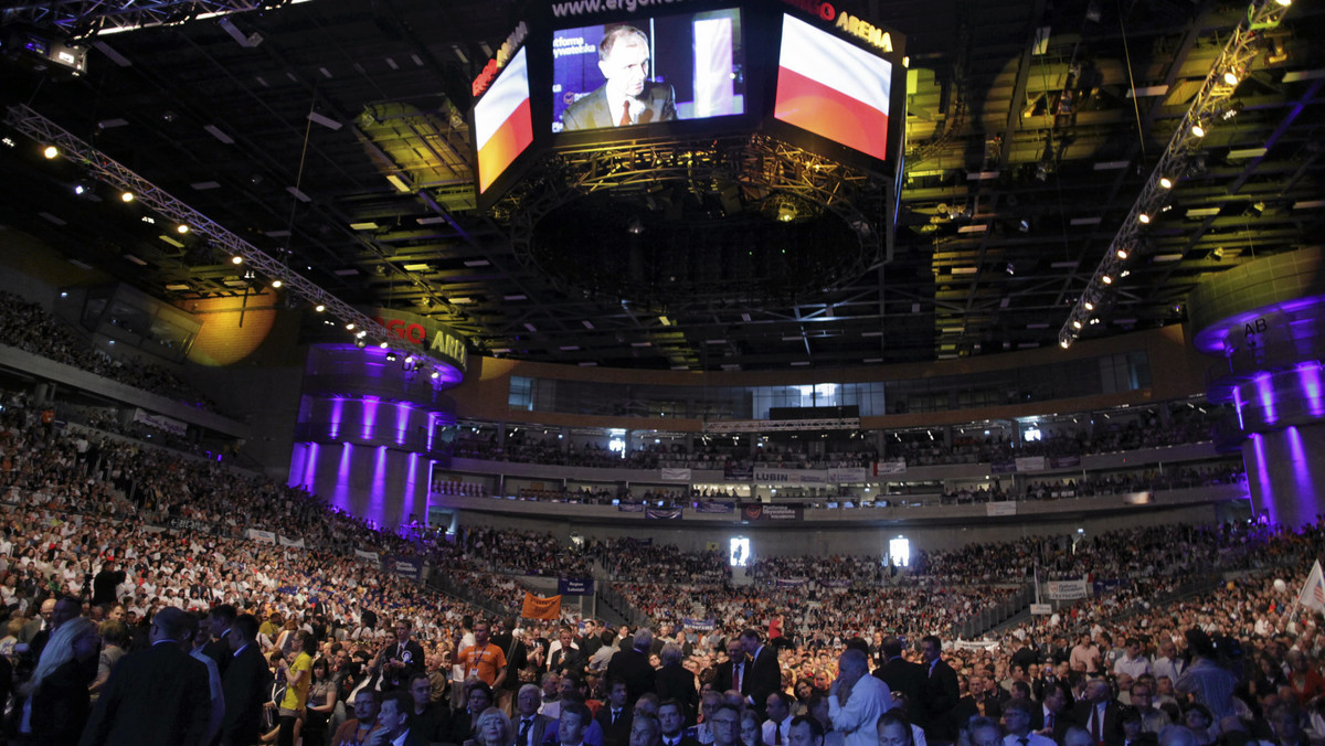 Trwa konwencja PO w hali Ergo Arena w Gdański. Pierwsza część zjazdu Platformy rozpoczęła się od serii rozmów prowadzonych przez Joannę Muchę i Michała Marcinkiewicza. W tej części na pytania odpowiadali ministrowie rządu, a także kandydaci na posłów, między innymi Leszek Blanik i Małgorzata Niemczyk