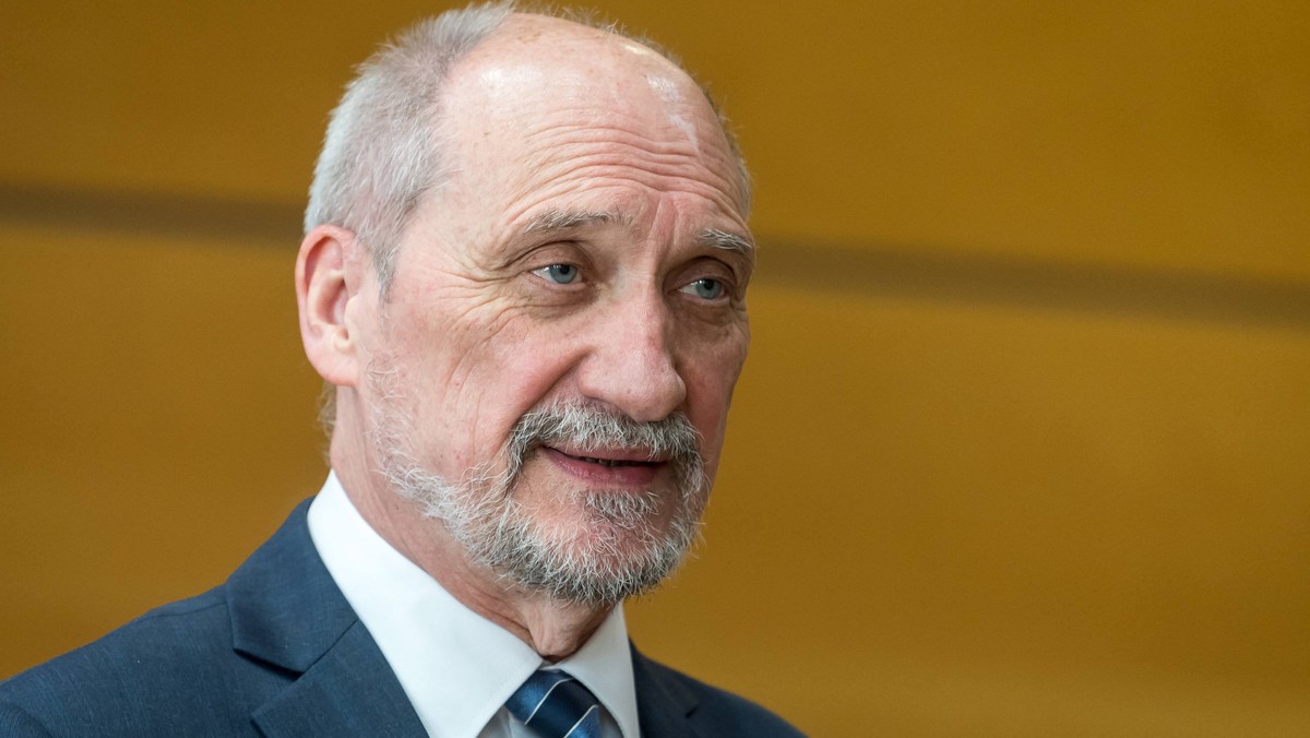 Poseł PiS, były minister obrony Antoni Macierewicz dziś zamieścił na Twitterze podziękowanie dla laureata Nagrody Nobla polskiego pochodzenia, Andrew Schally'ego, za jego sprzeciw wobec planowanego usunięcia pomnika Katyńskiego w Jersey City.