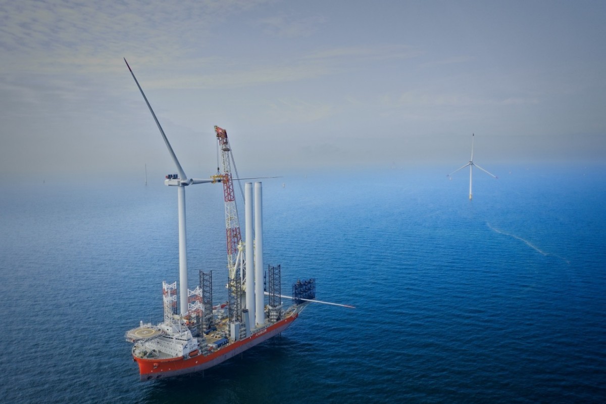 Na zdjęciu widoczny jest statek instalacyjny na Morzu Bałtyckim, montujący jedną z największych w Europie turbin wiatrowych w ramach projektu morskiej farmy wiatrowej Baltic Power realizowanego przez ORLEN i Northland Power.