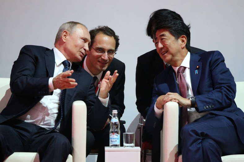 Prezydent Rosji Władimir Putin i premier Japonii Shinzo Abe uczestniczący we Wschodnim Forum Gospodarczym we Władywostoku