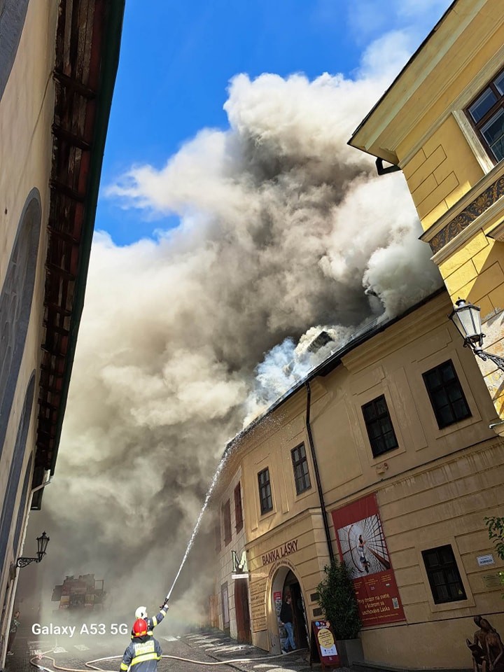 Požiar vypukol v centre Banskej Bystrice.