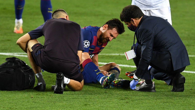 Messi opatrywany przez sanitariuszy / Fot. Getty Images