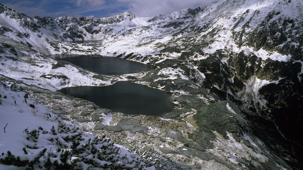 W Dolinie Pięciu Stawów Polskich w Tatrach od grudnia będzie można wypożyczyć sprzęt do turystyki zimowej. Turyści będą mogli szusować na nartach skitourowych w sercu Tatr lub chodzić w rakietach śnieżnych po zamarzniętych stawach.