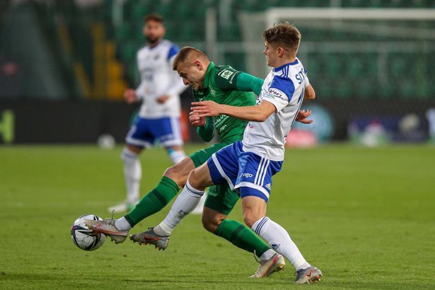 Piłkarz Warty Poznań Michał Jakóbowski (L) i Maksymilian Sitek (P) z PGE FKS Stali Mielec podczas meczu Ekstraklasy