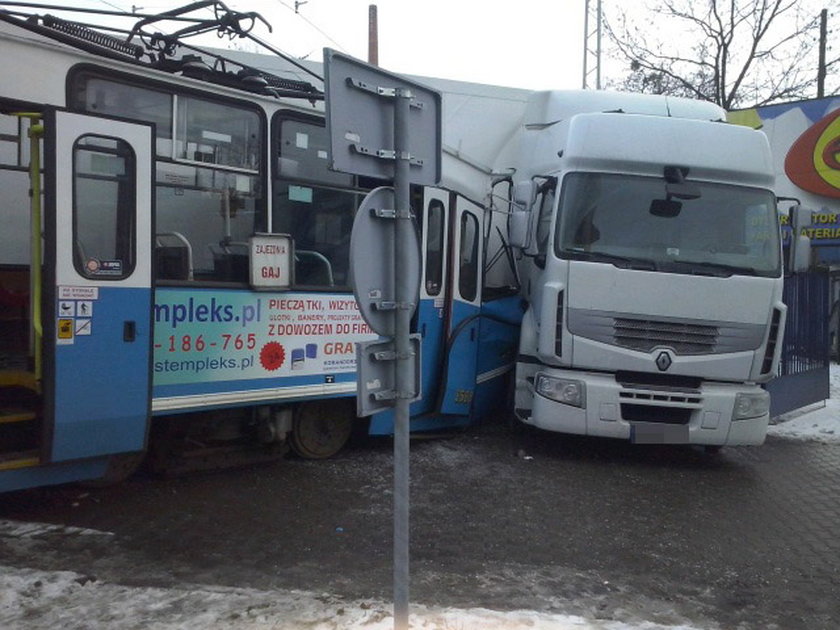 Zderzenie tramwaju z ciężarówką na Krakowskiej we Wrocławiu