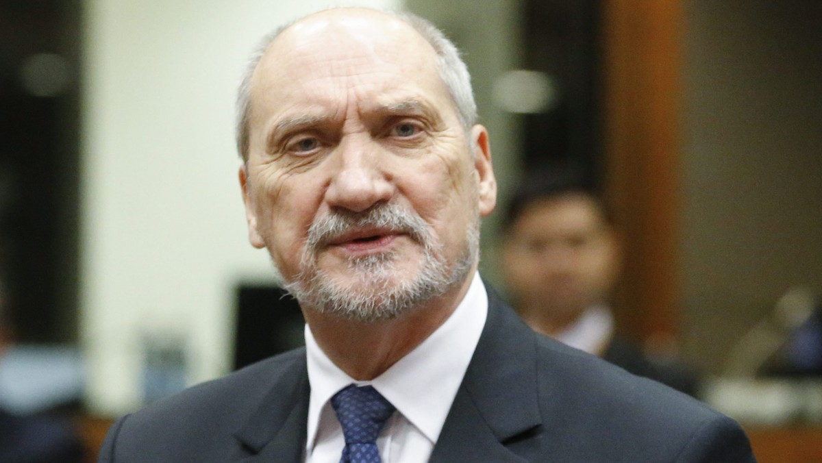 Szef MON Antoni Macierewicz odwołał dziś rektora komendanta Akademii Obrony Narodowej Bogusława Packa. Pacek, mianowany jeszcze przez poprzedniego ministra, kierował uczelnią niespełna miesiąc.