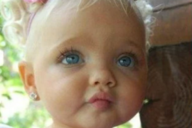 Bila je NAJLEPŠA BEBA NA SVETU i "ŽIVA LUTKA", a sad je PORASLA i niko ne može da je prepozna: S godinama je postajala OBIČNIJA, pa ju je mama ZBOG PARA pošteno namučila