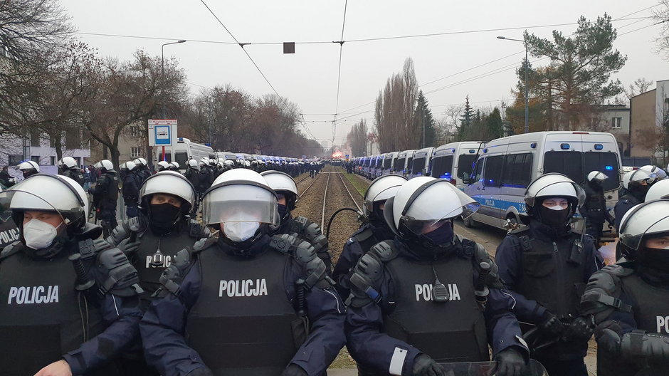 13 grudnia - policja zabezpiecza okolice domu Jarosława Kaczyńskiego